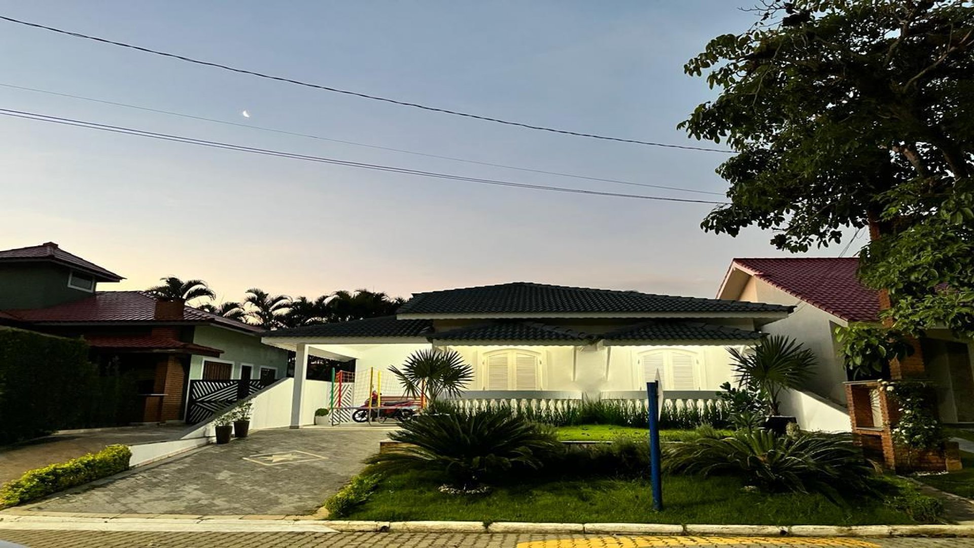 Casa para venda no bairro Bougainvillée III, Lado Linha em Peruíbe