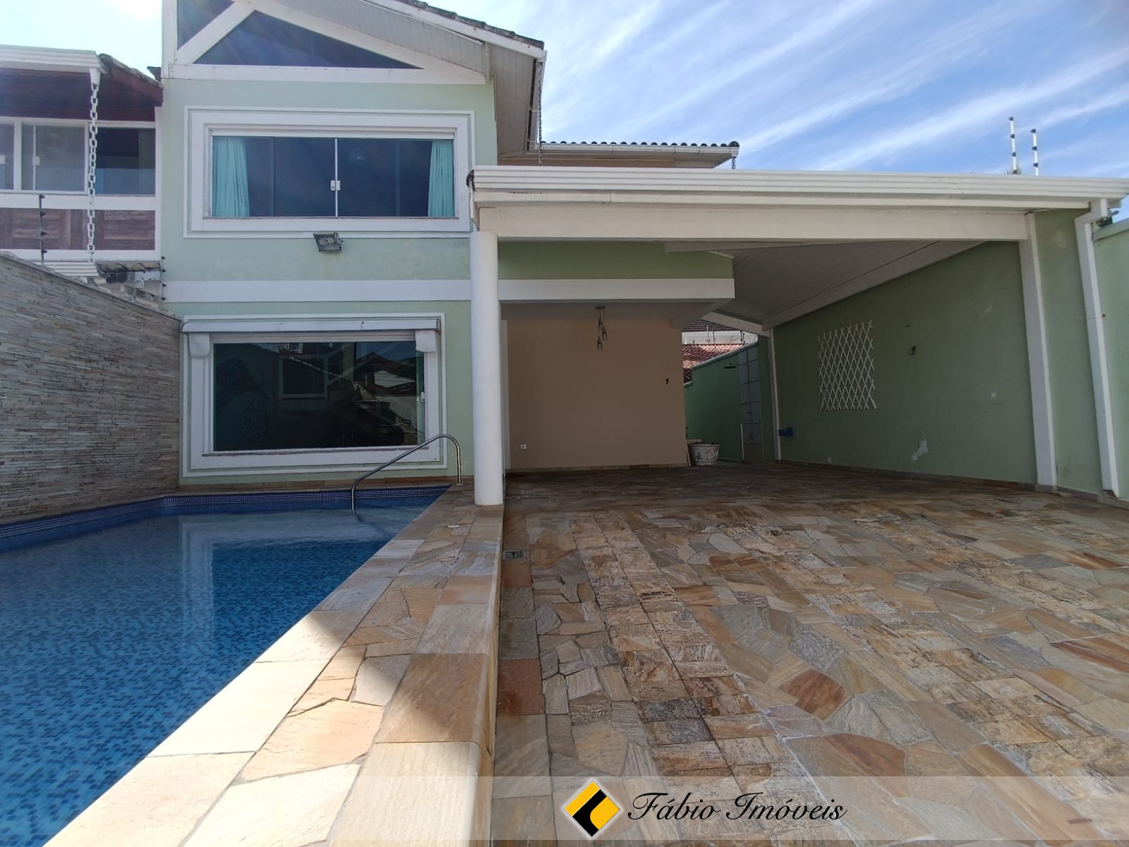 Sobrado com piscina a 100 m da praia!!!!