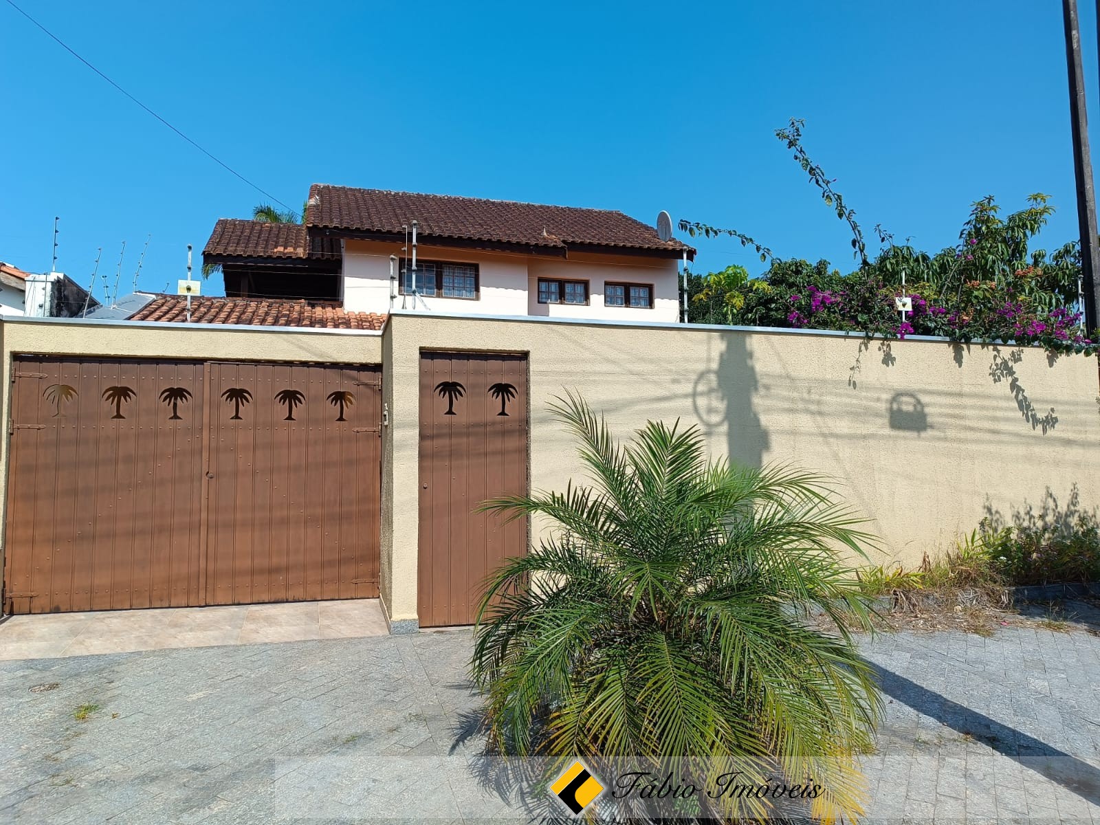 Sobrado a  700m da praia