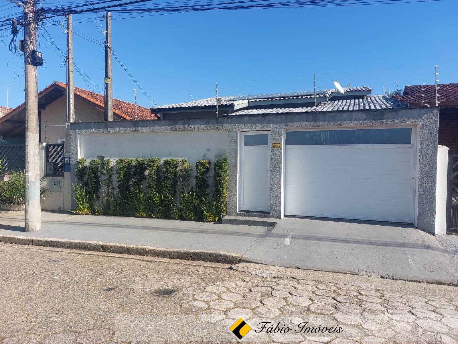 Casa com piscina em excelente localização!!