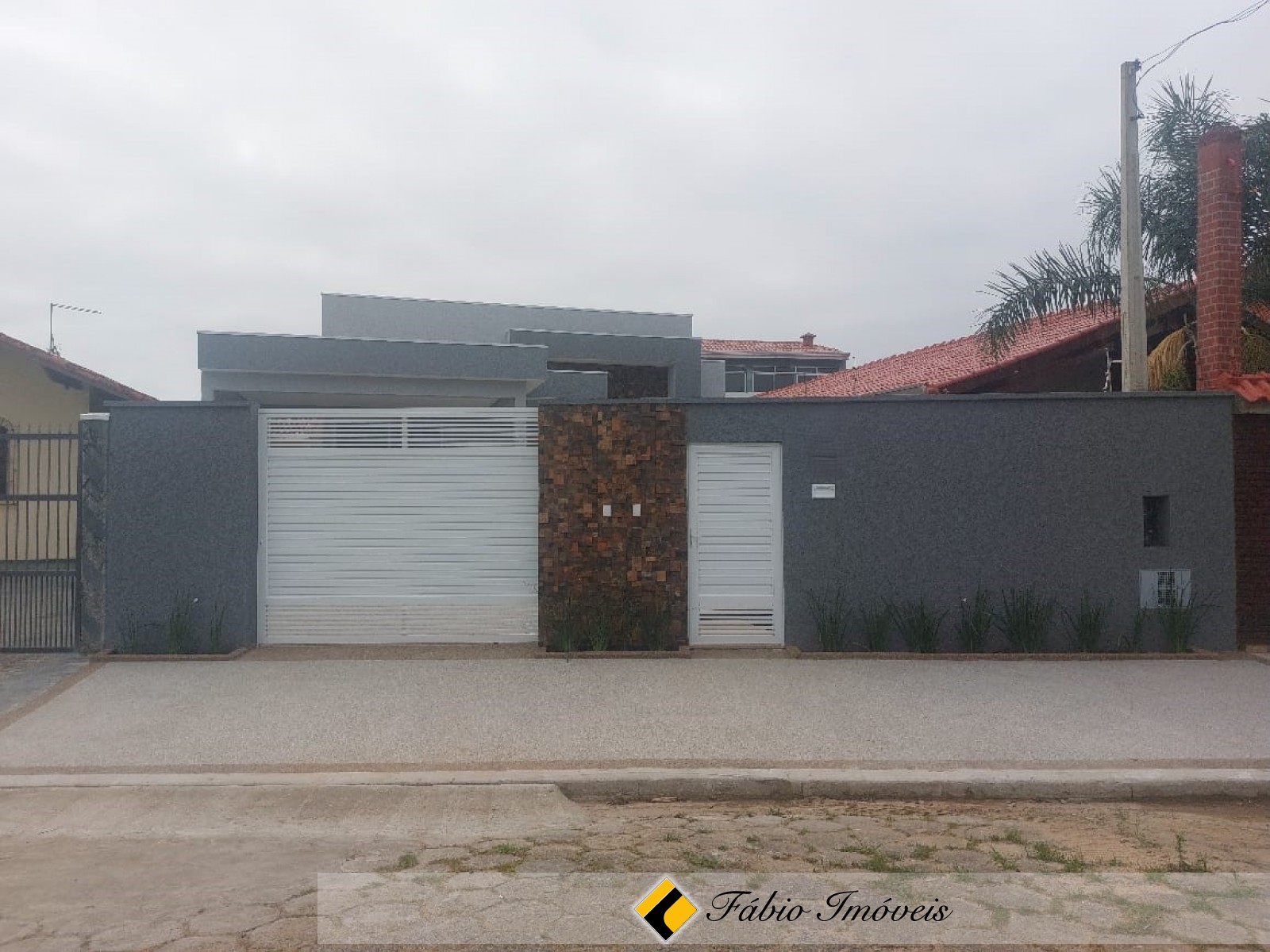 Casa nova com piscina, lado praia!