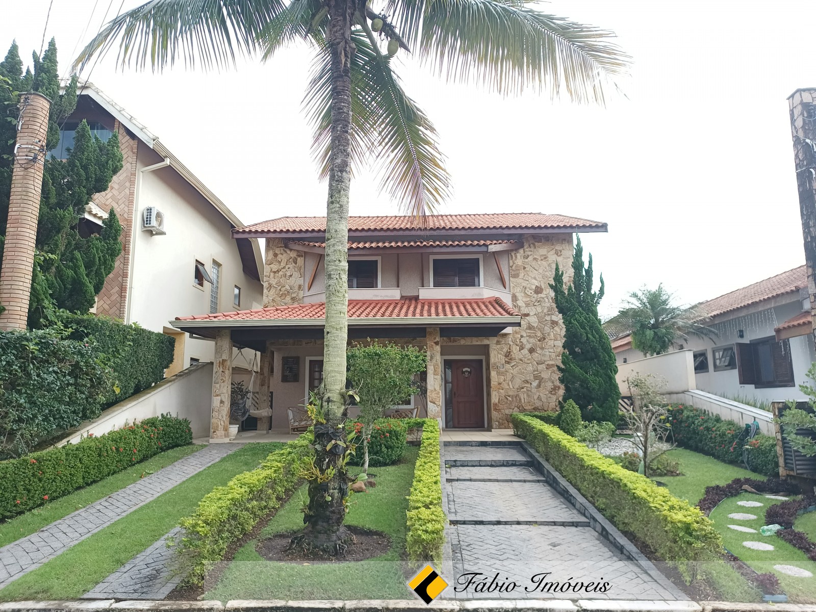 LINDO SOBRADO EM CONDOMÍNIO FECHADO