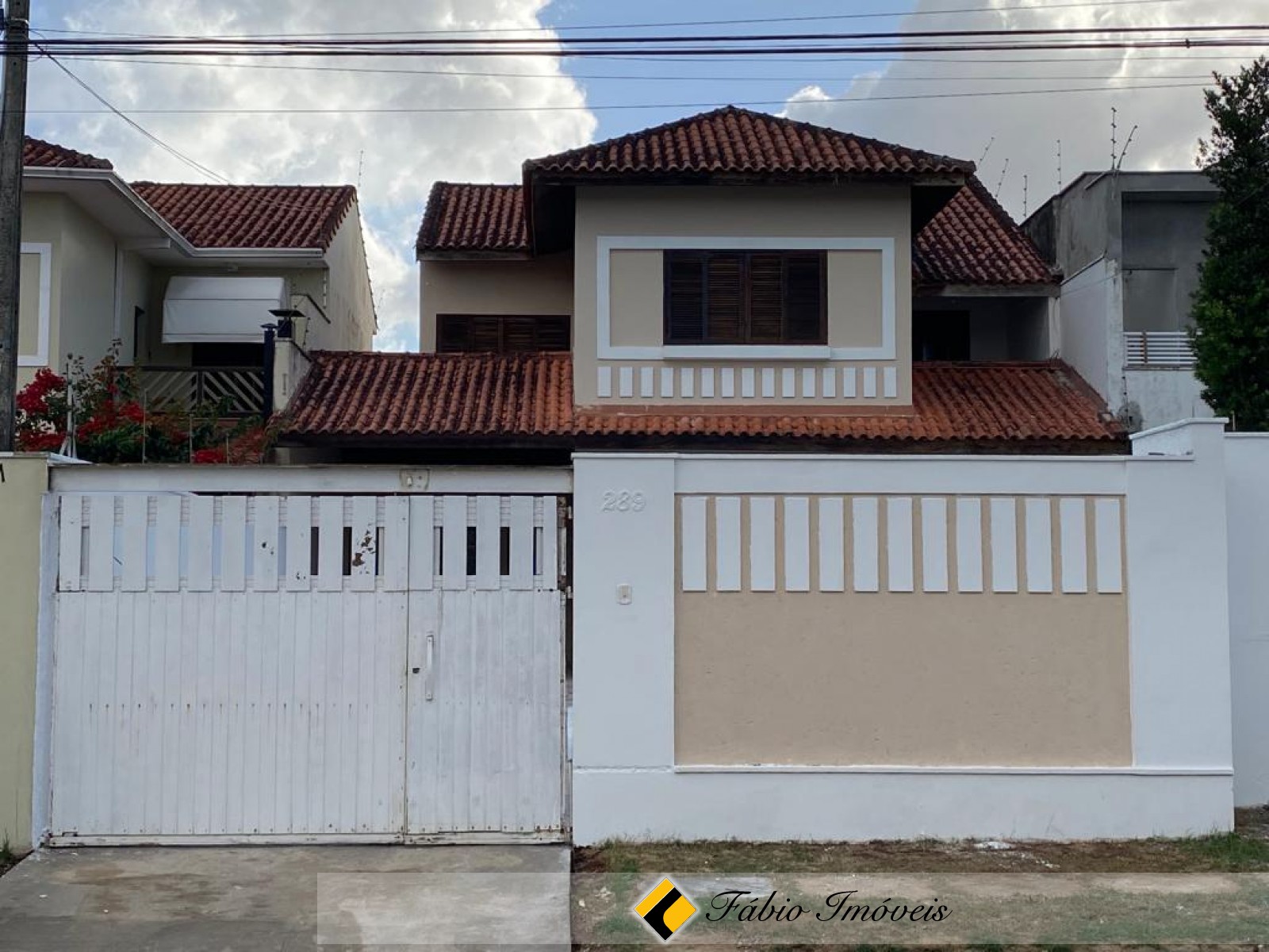 Casa em excelente localização!!!