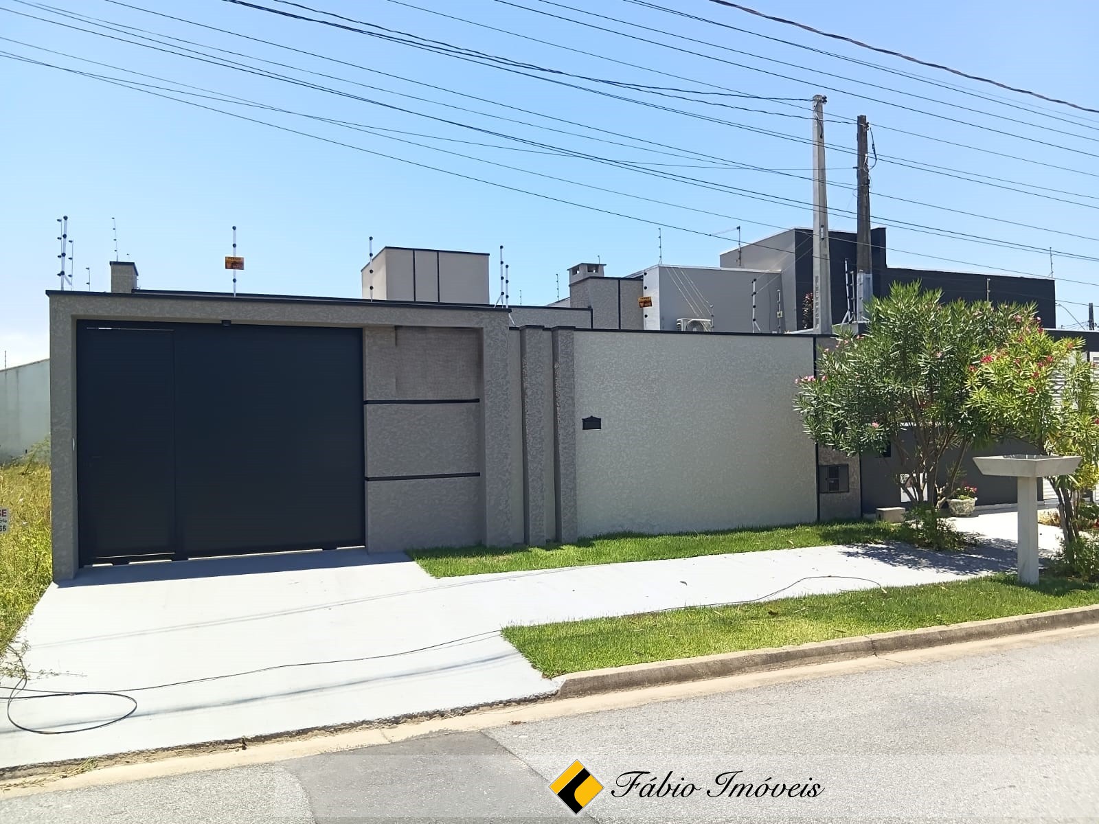 Casa Nova com Piscina, 3 suítes!!