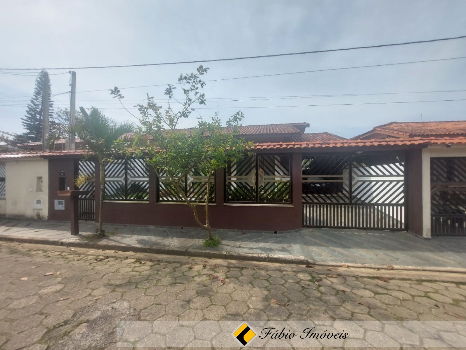 Casa bem conservada próximo a praia e a região Central!