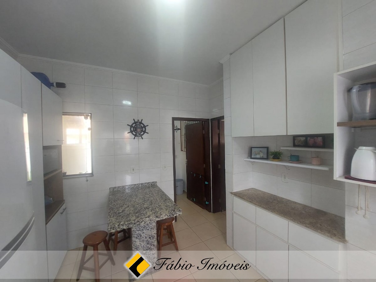Casa bem conservada próximo a praia e a região Central! – Foto 23