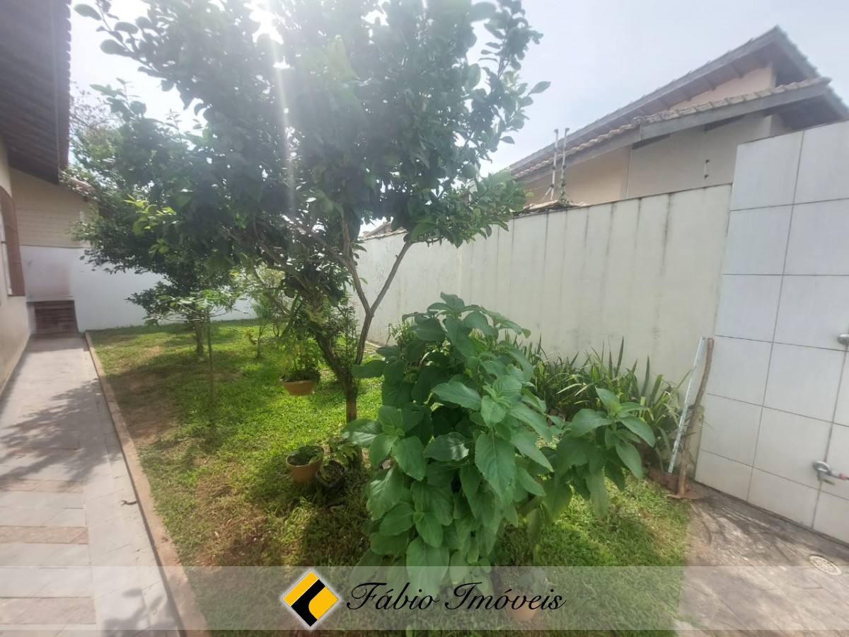 Casa bem conservada próximo a praia e a região Central! – Foto 25