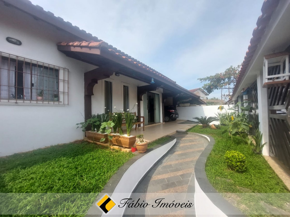 Casa bem conservada próximo a praia e a região Central! – Foto 12