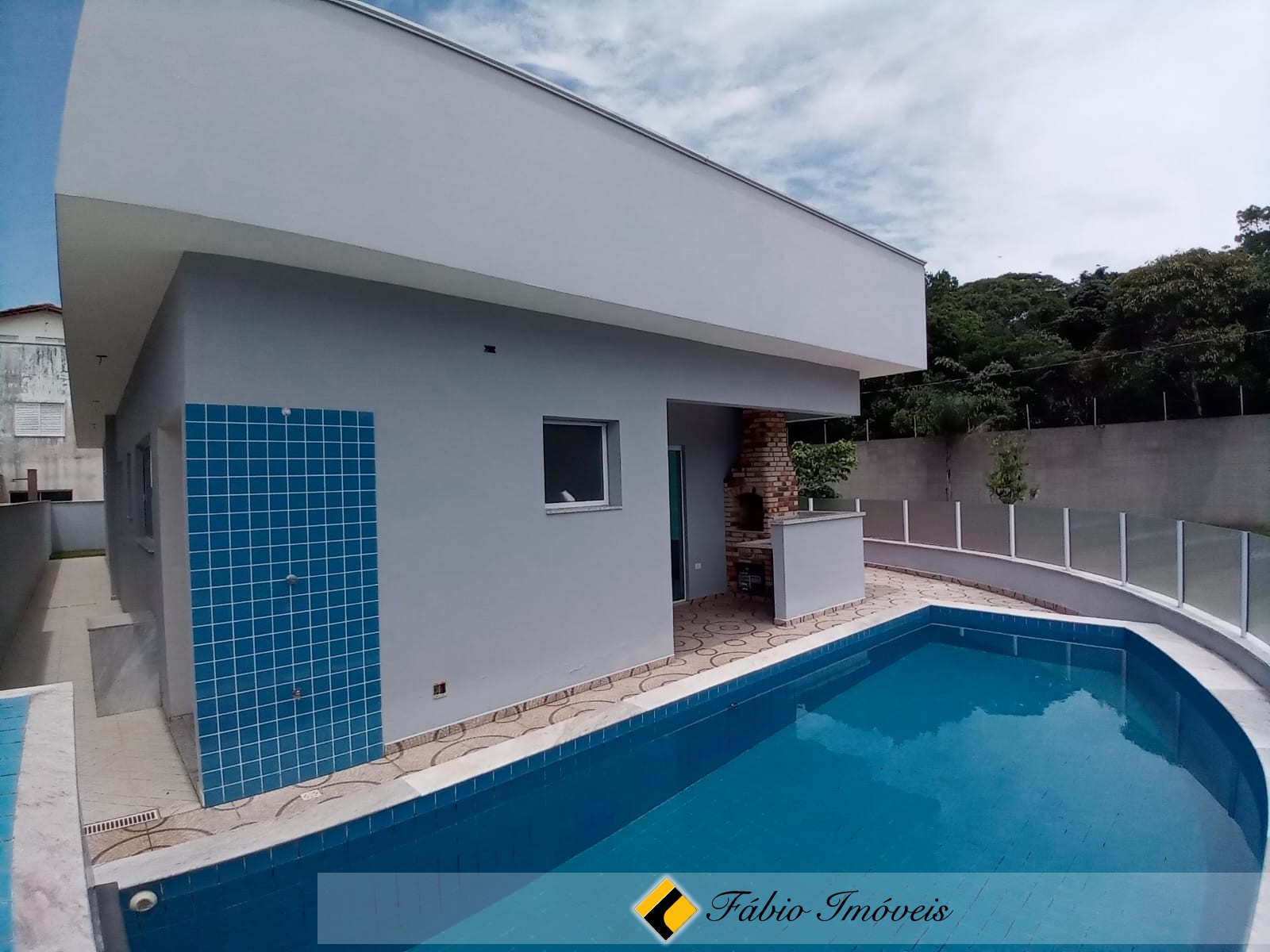 Casa com 4 suítes em condomínio fechado!