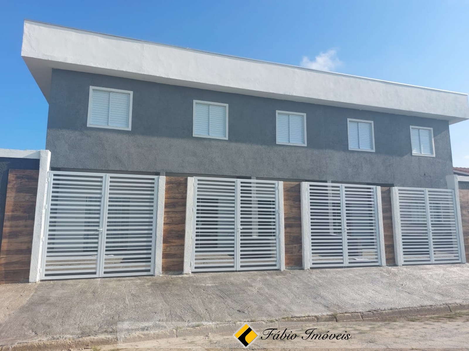 Sobrado bem localizado.