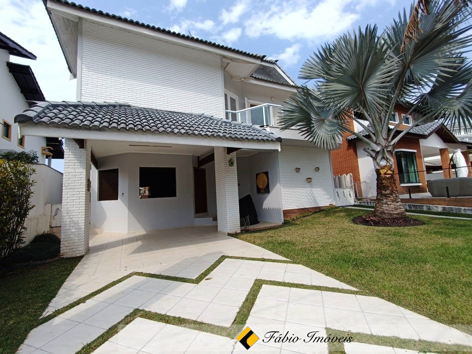 Lindo sobrado em condomínio fechado!