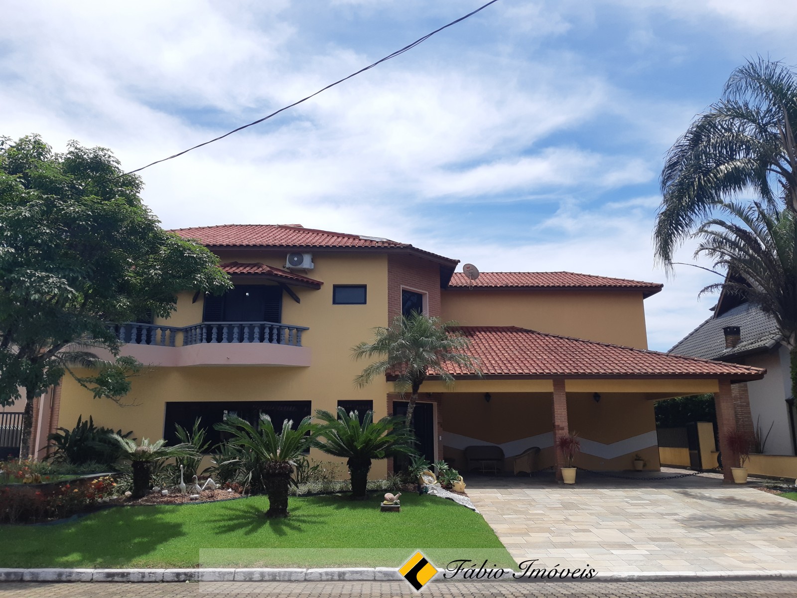 Sobrado com dois lotes em condomínio fechado!