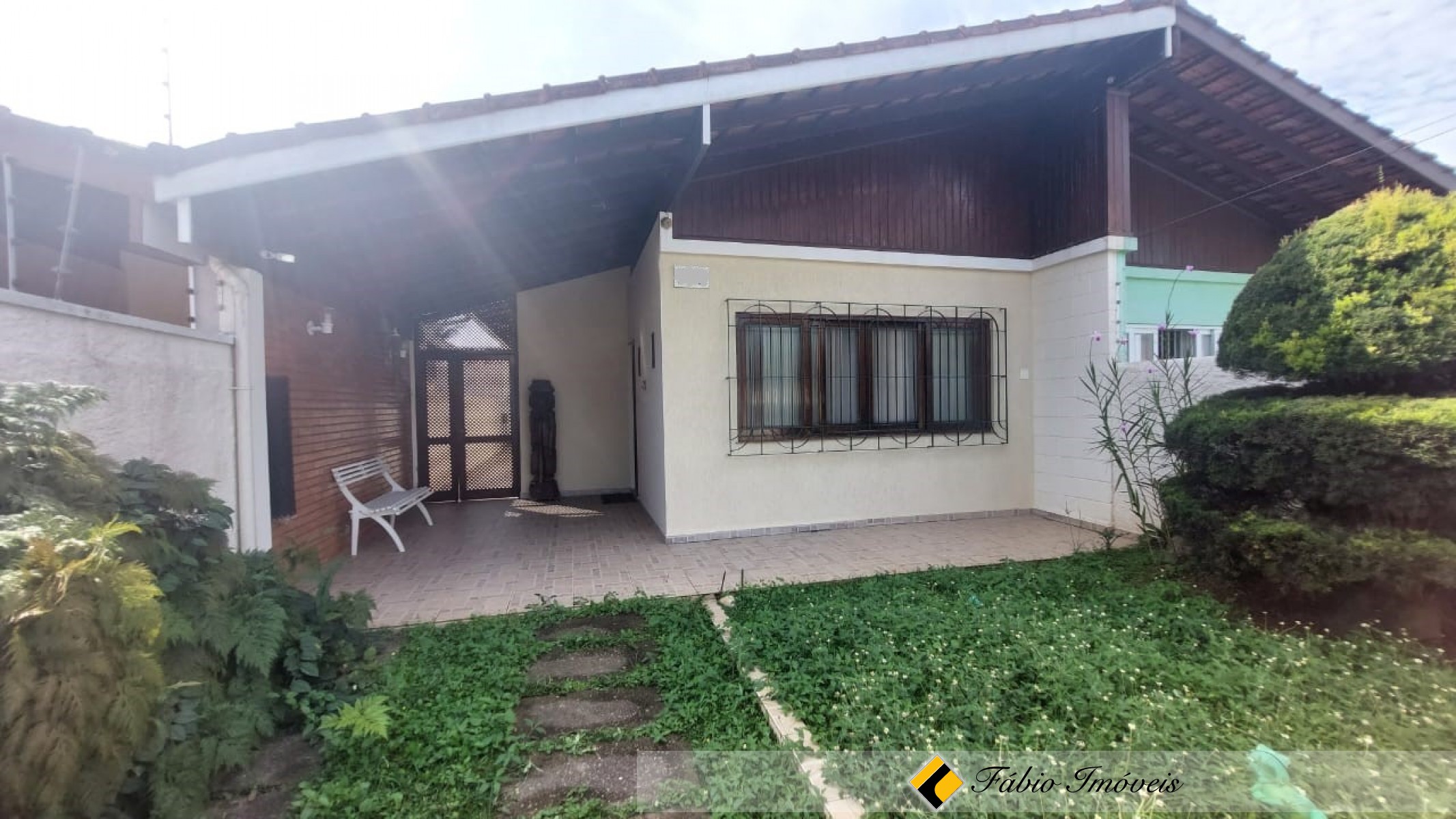 Casa geminada em ótima localização!