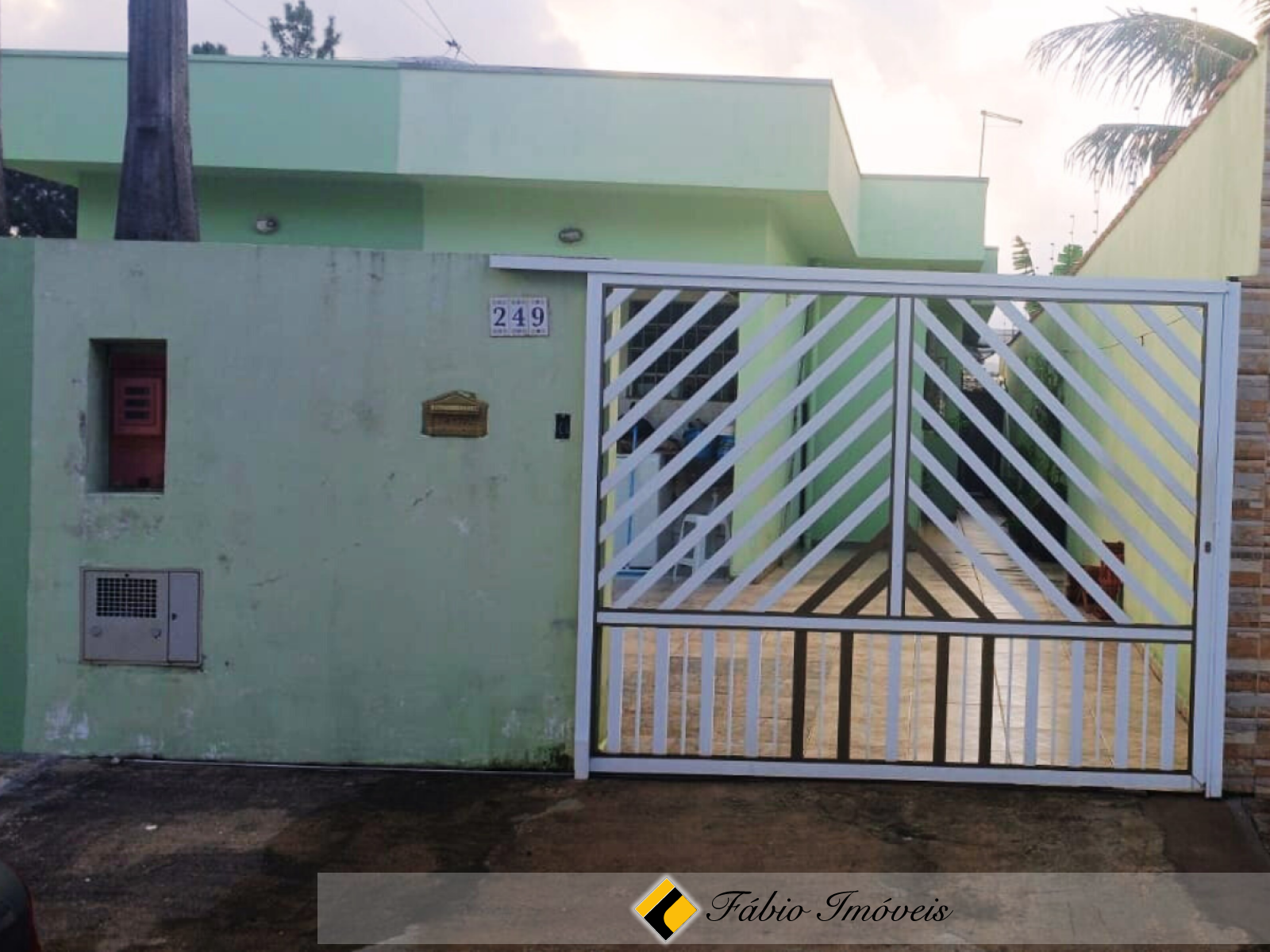 Casa geminada em bairro residencial.