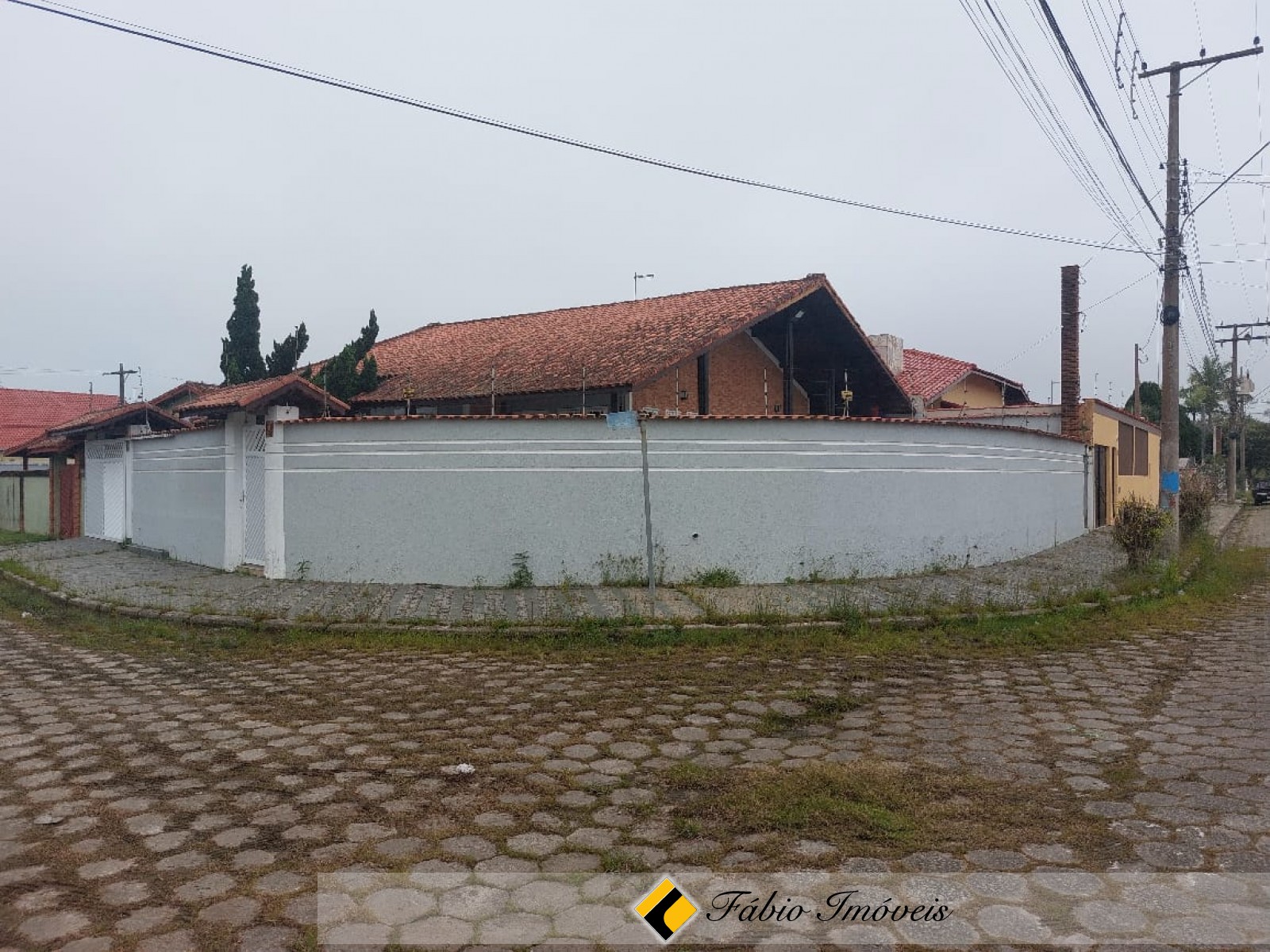 Casa com piscina de esquina!