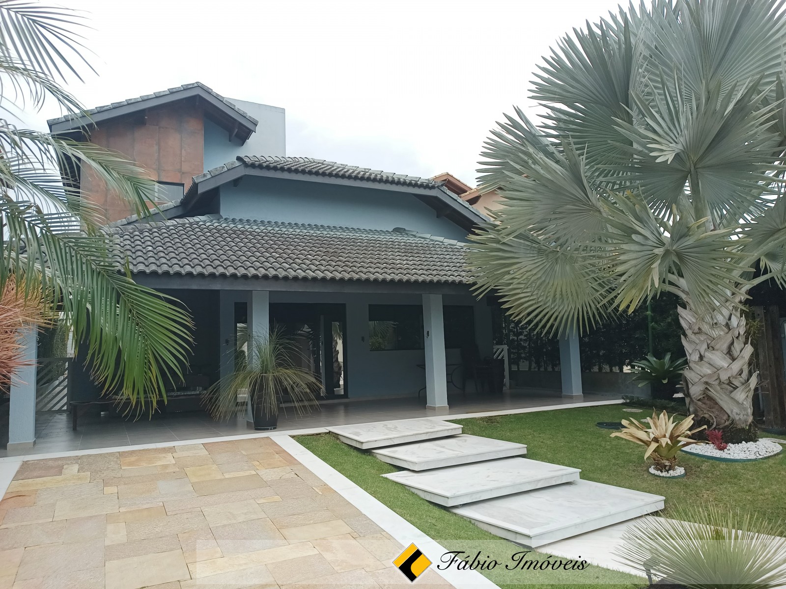 LINDO SOBRADO EM CONDOMÍNIO FECHADO