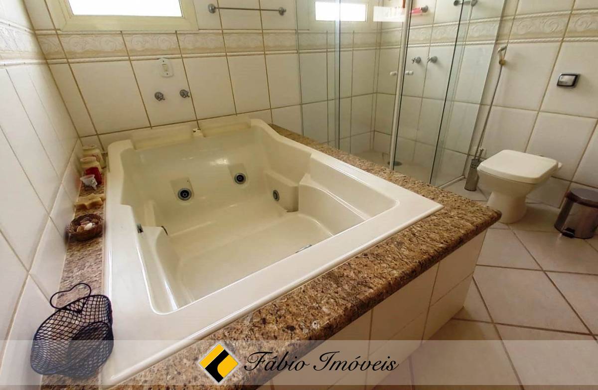 Sobrado  em dois lotes a apenas 100m da praia. – Foto 7