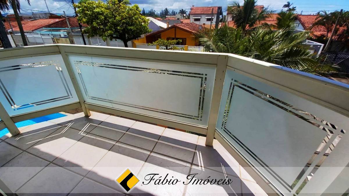 Sobrado  em dois lotes a apenas 100m da praia. – Foto 8