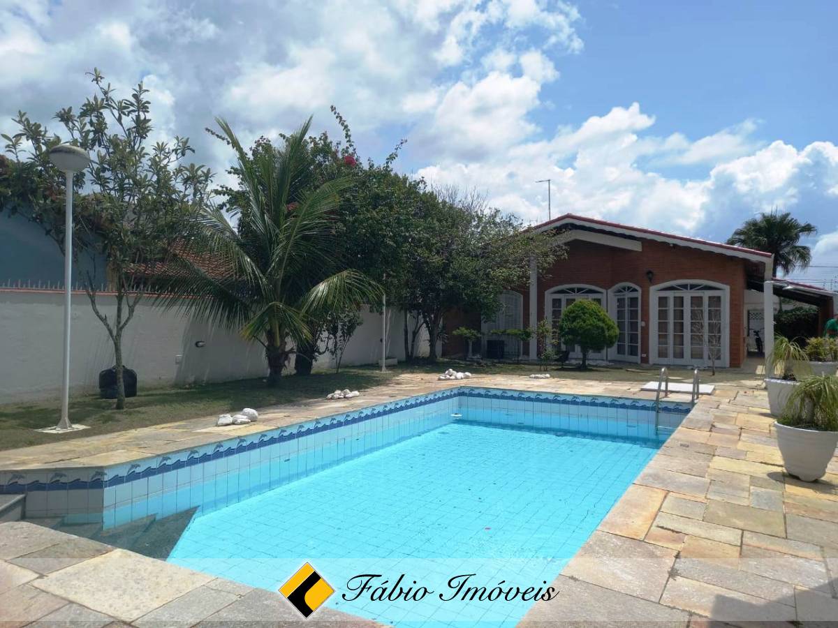 Casa térrea com piscina a 500m da praia!