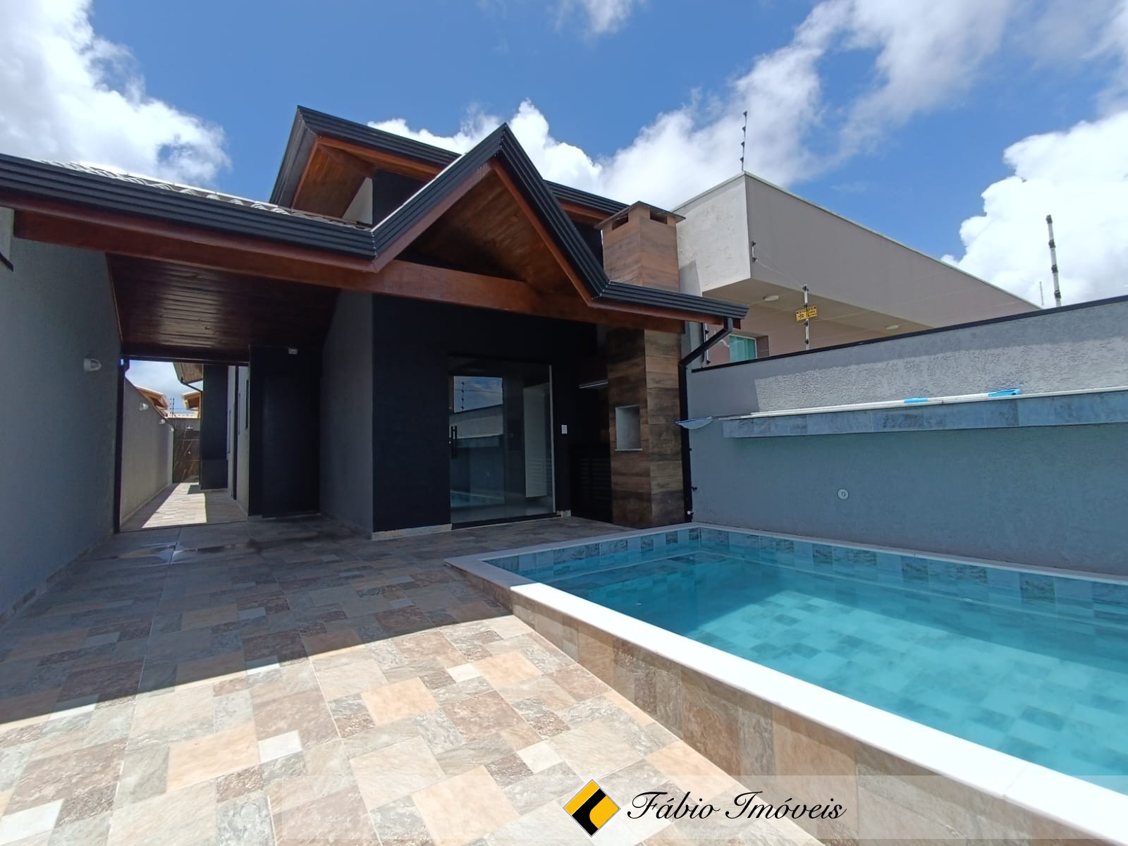 Casa nova com excelente acabamento