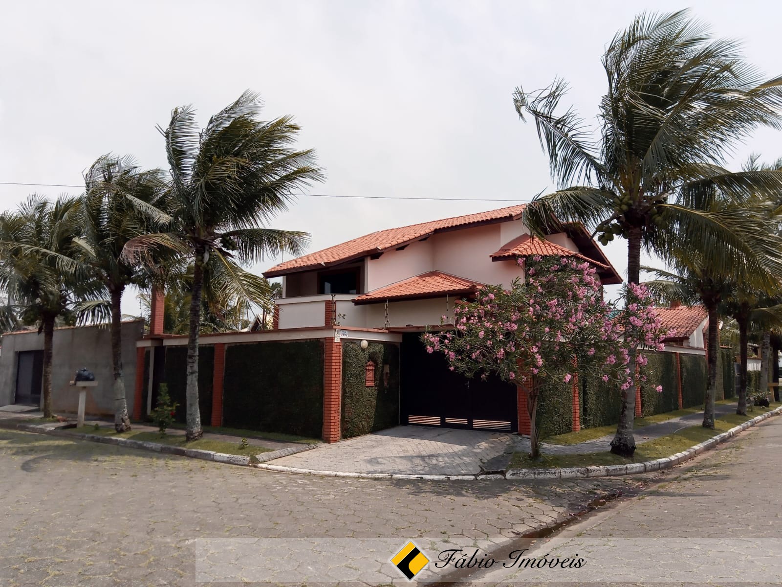 Sobrado com 4 dormitórios em 2 lotes.