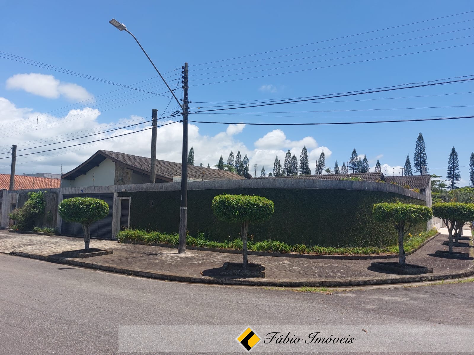 Casa em dois lotes, próxima a praia!