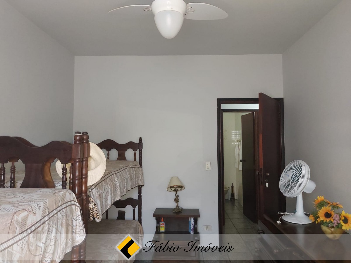 Casa em dois lotes, próxima a praia! – Foto 23