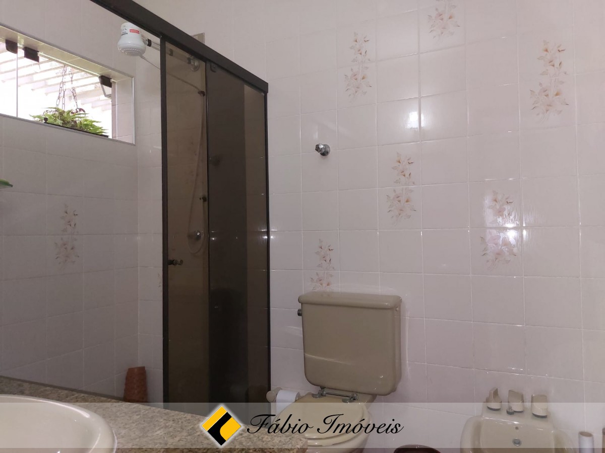 Casa em dois lotes, próxima a praia! – Foto 25