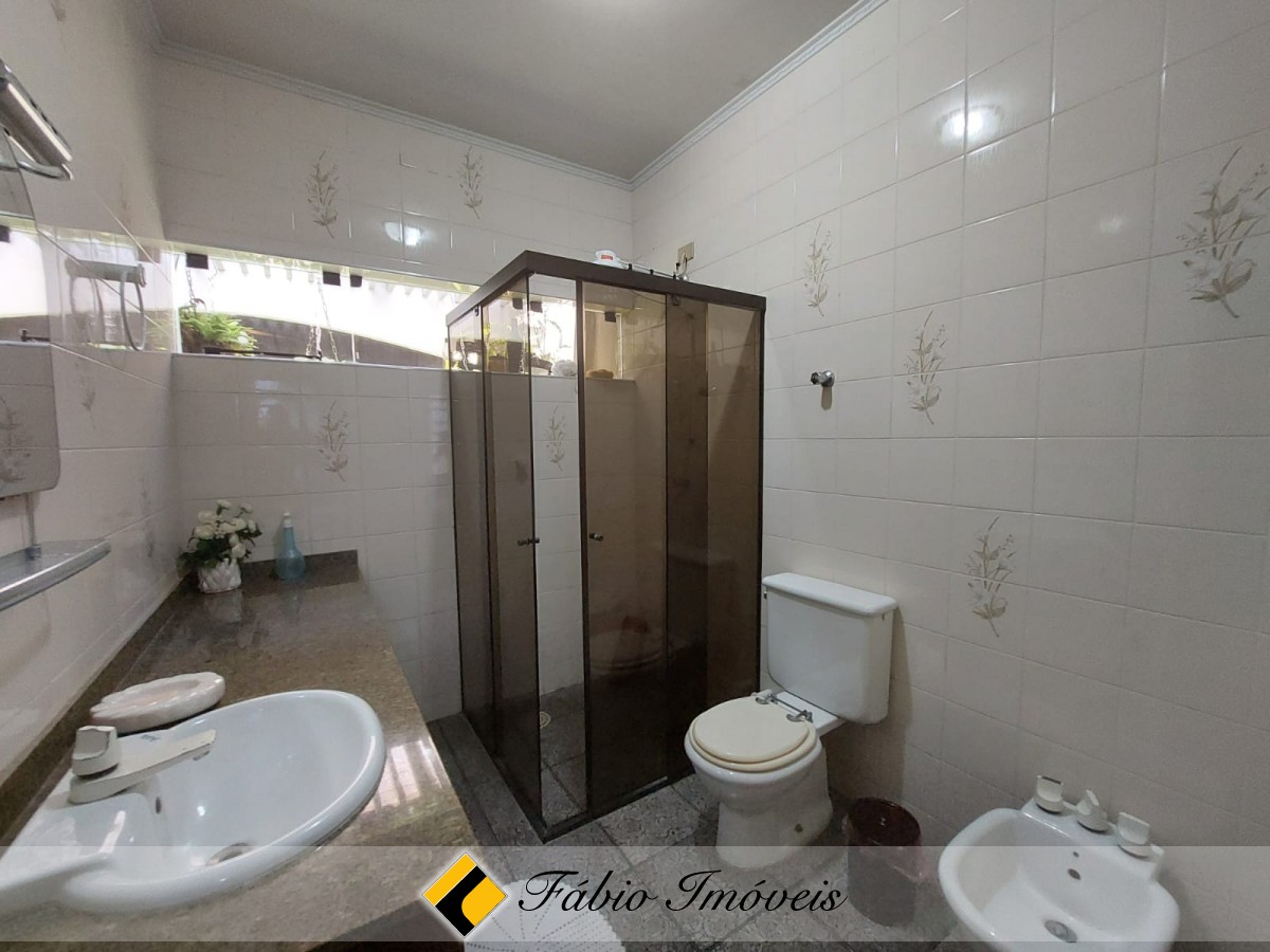 Casa em dois lotes, próxima a praia! – Foto 30