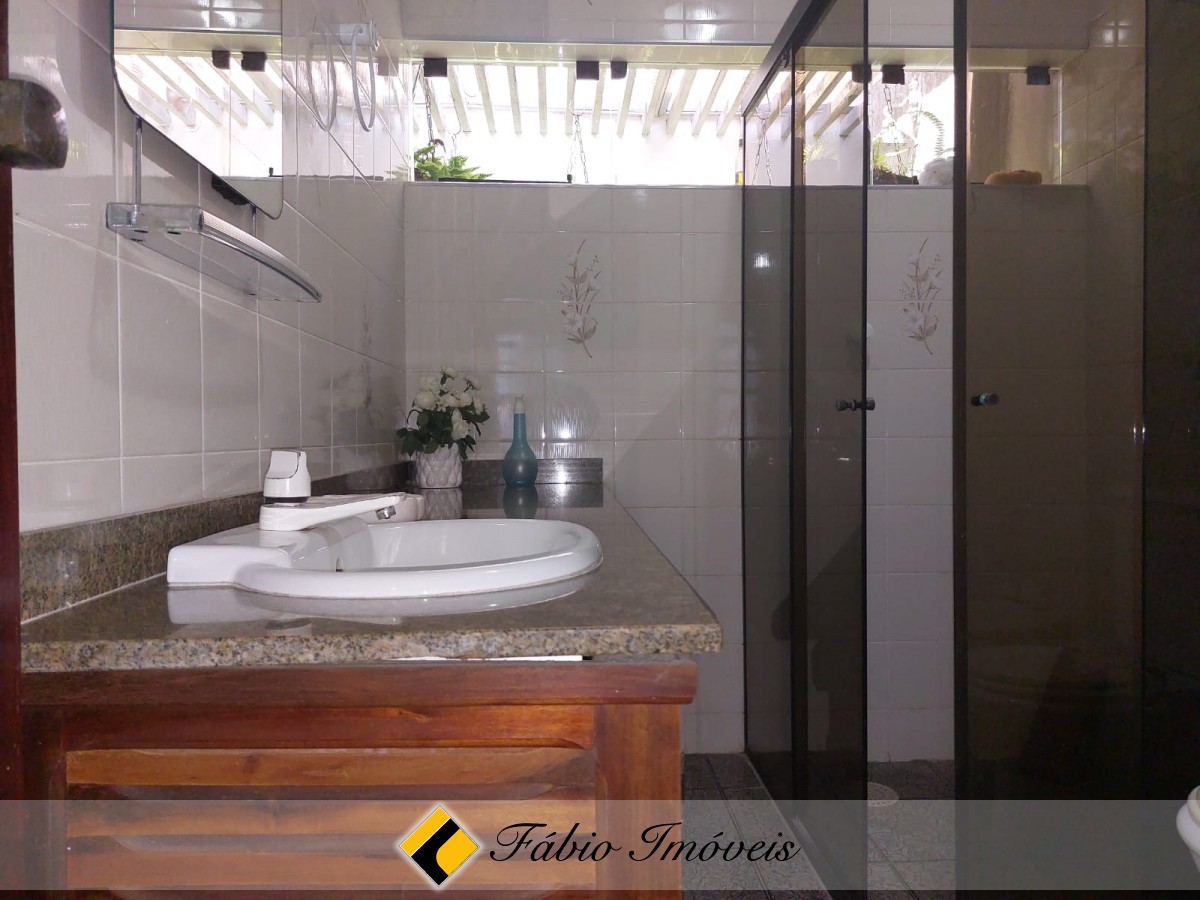 Casa em dois lotes, próxima a praia! – Foto 31