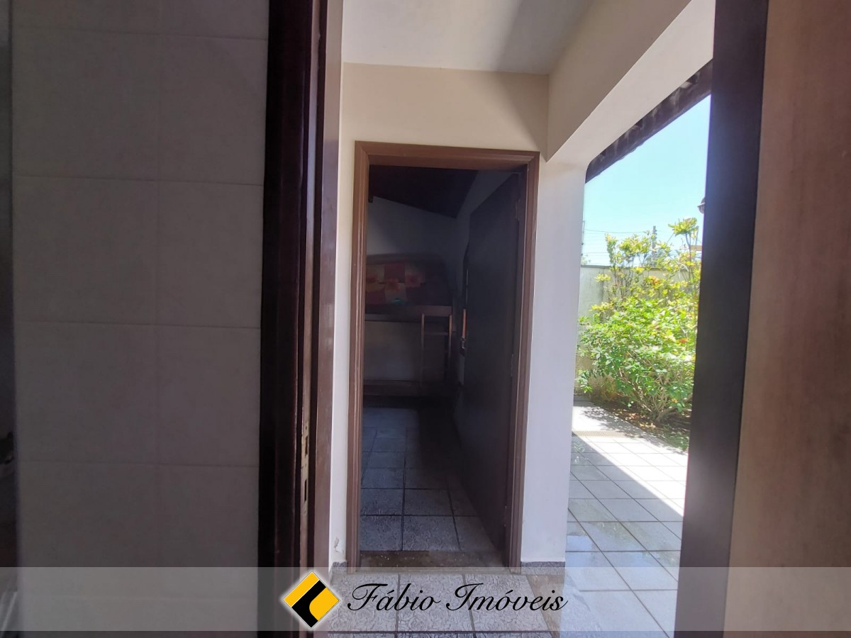 Casa em dois lotes, próxima a praia! – Foto 48
