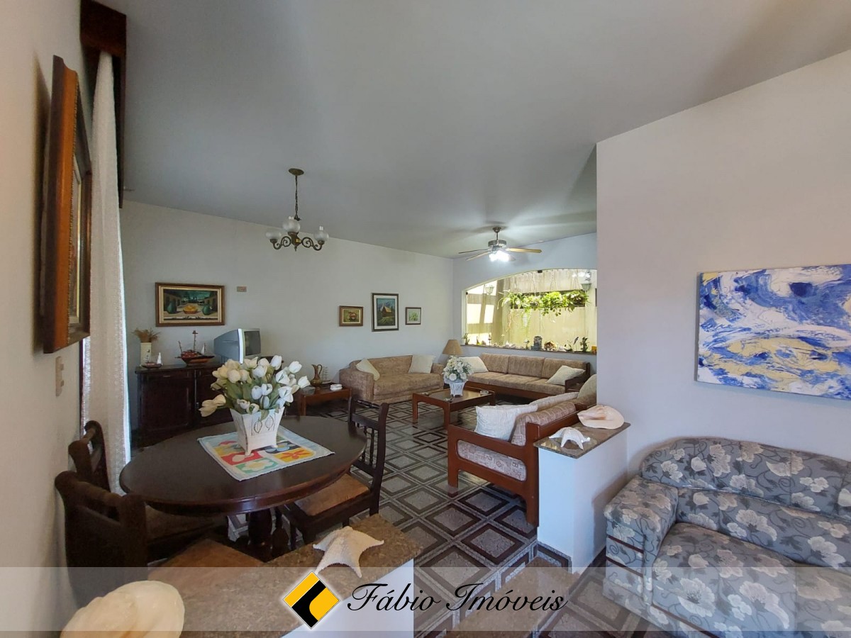 Casa em dois lotes, próxima a praia! – Foto 5