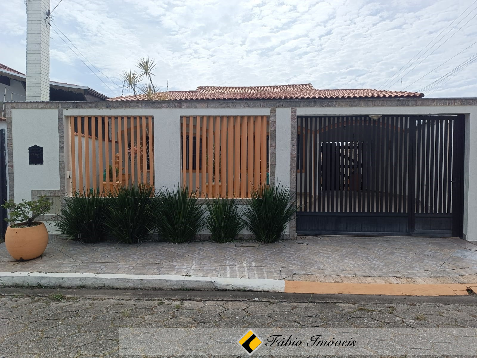 Linda casa na região central de Peruíbe e a apenas 500m da praia! – Foto 1