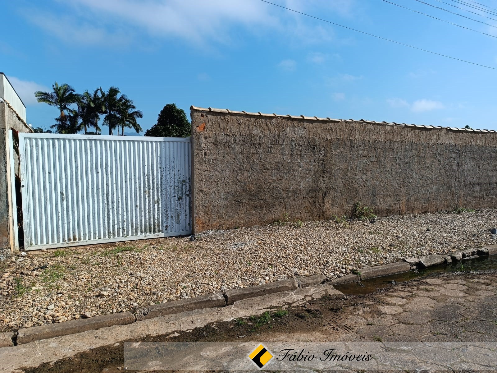 Terreno murado e drenado