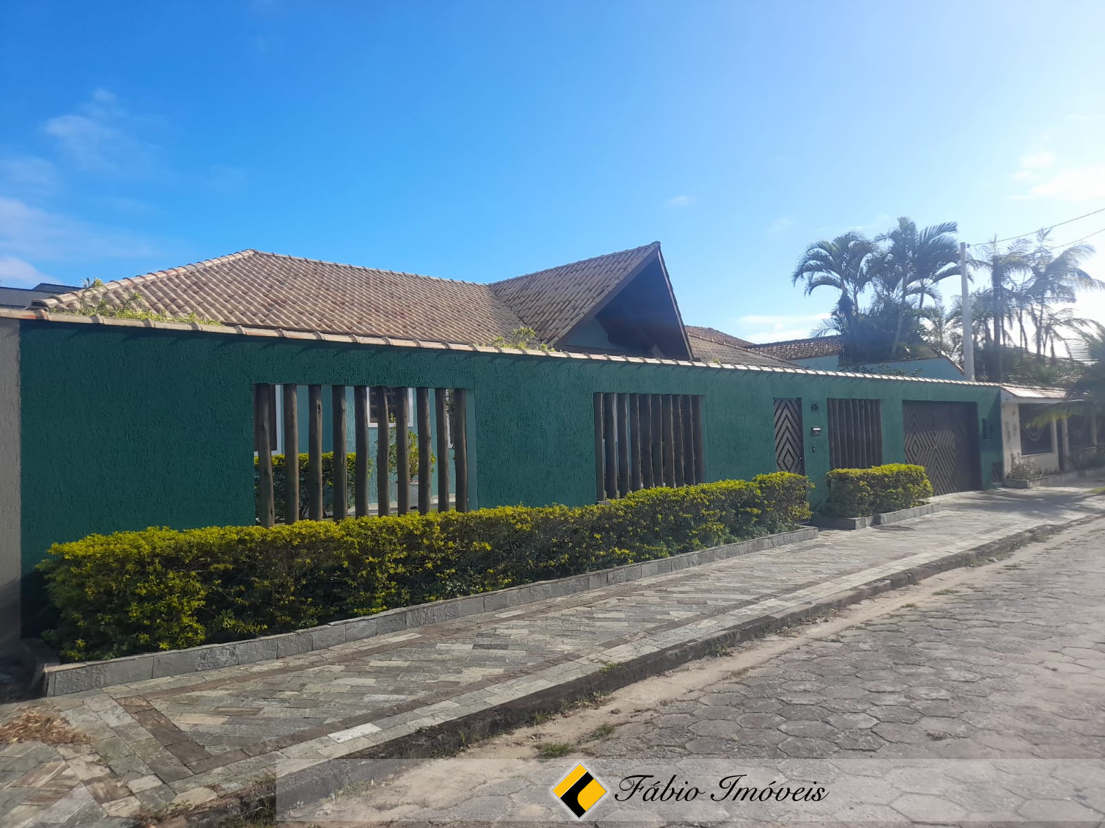 Casa em dois lotes a apenas 150m da praia!