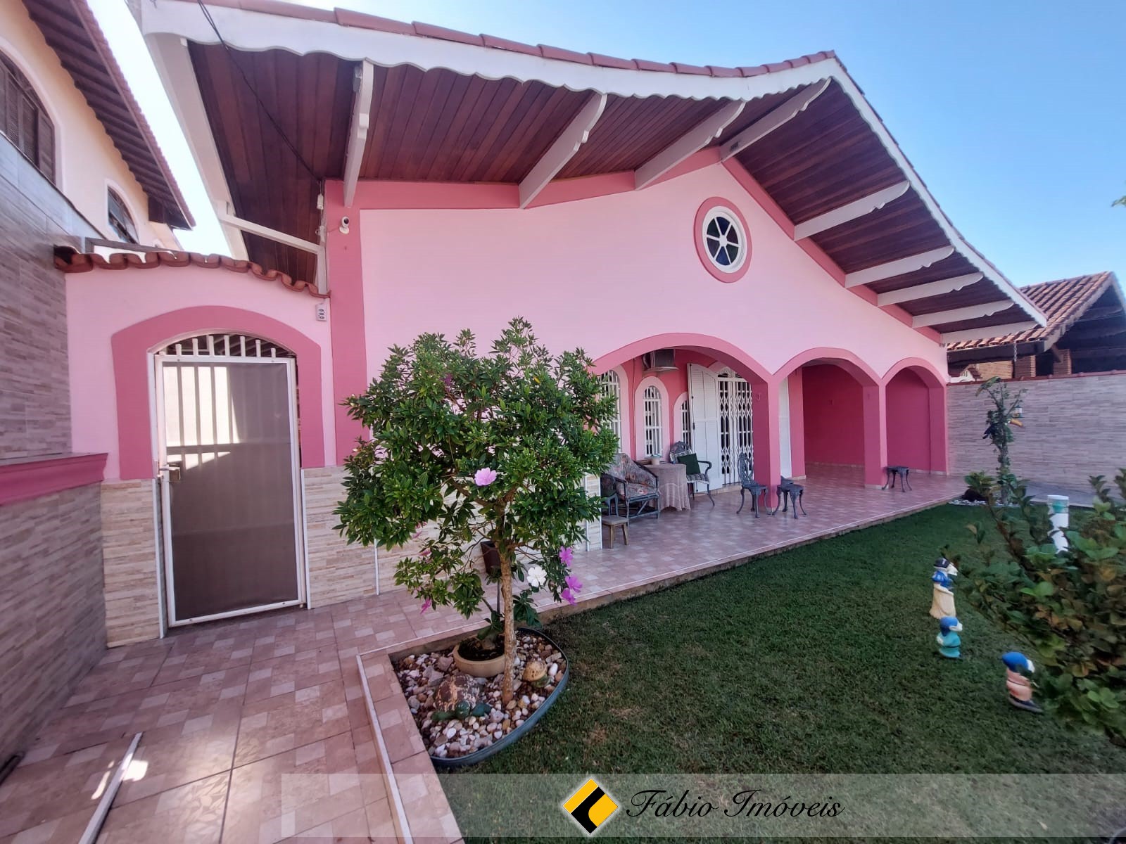 CASA COM PISCINA EM ÓTIMO ESTADO DE CONSERVAÇÃO!