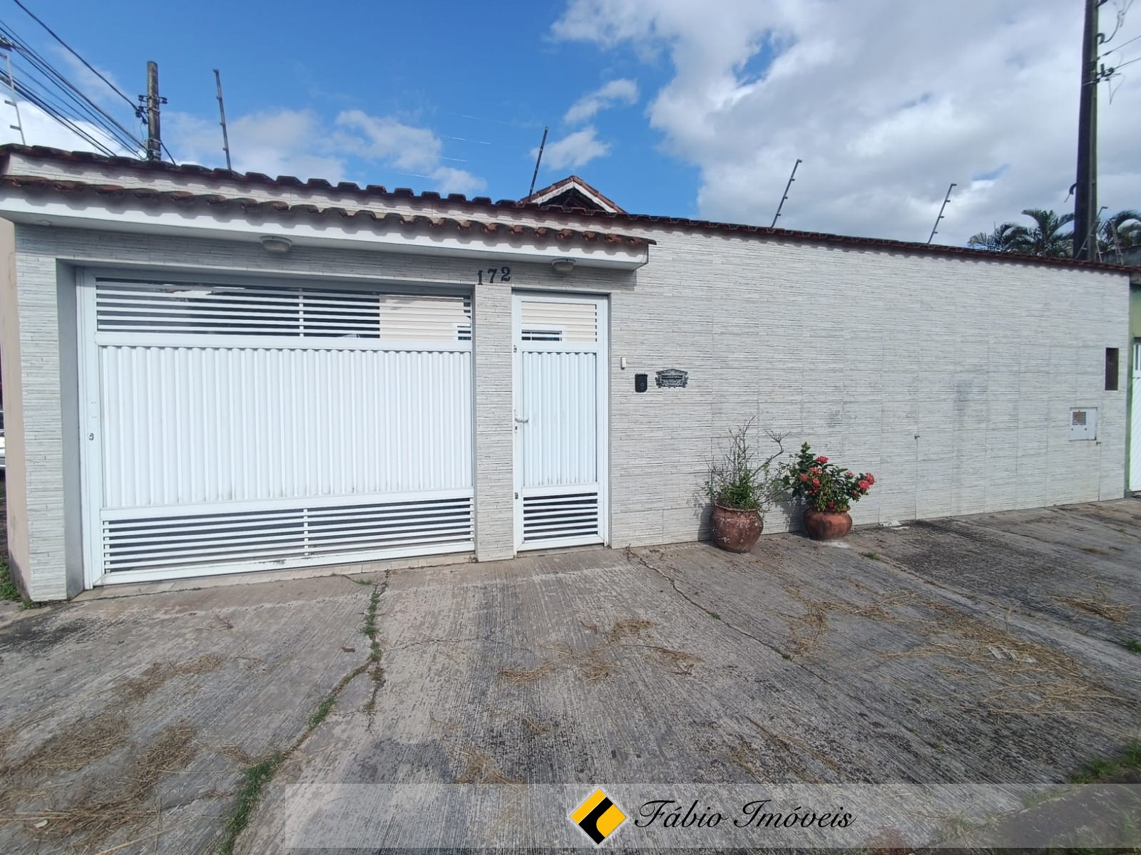 Casa com Piscina em ótimo bairro!