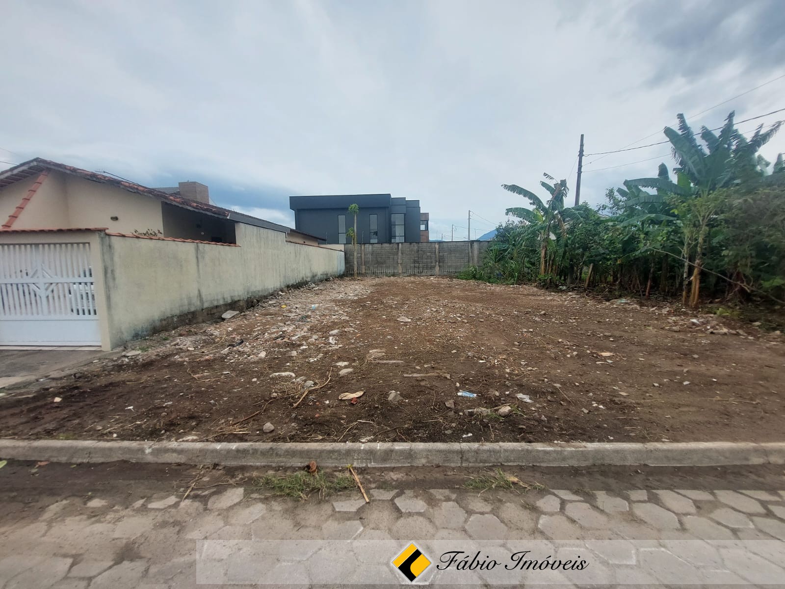 Terreno para construção de casas geminadas, bem localizado! – Foto 1