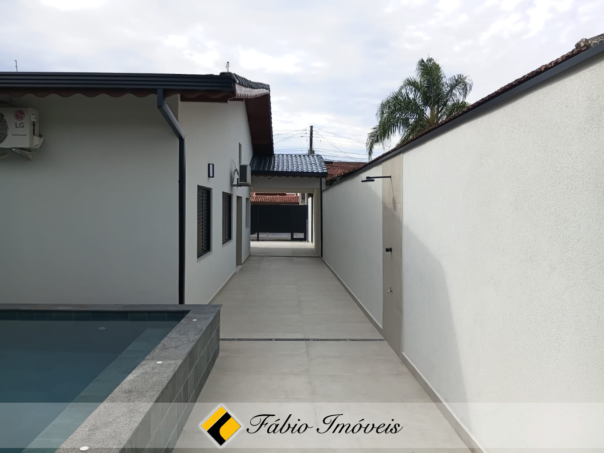 Linda casa com piscina e acabamento de primeira!! – Foto 3