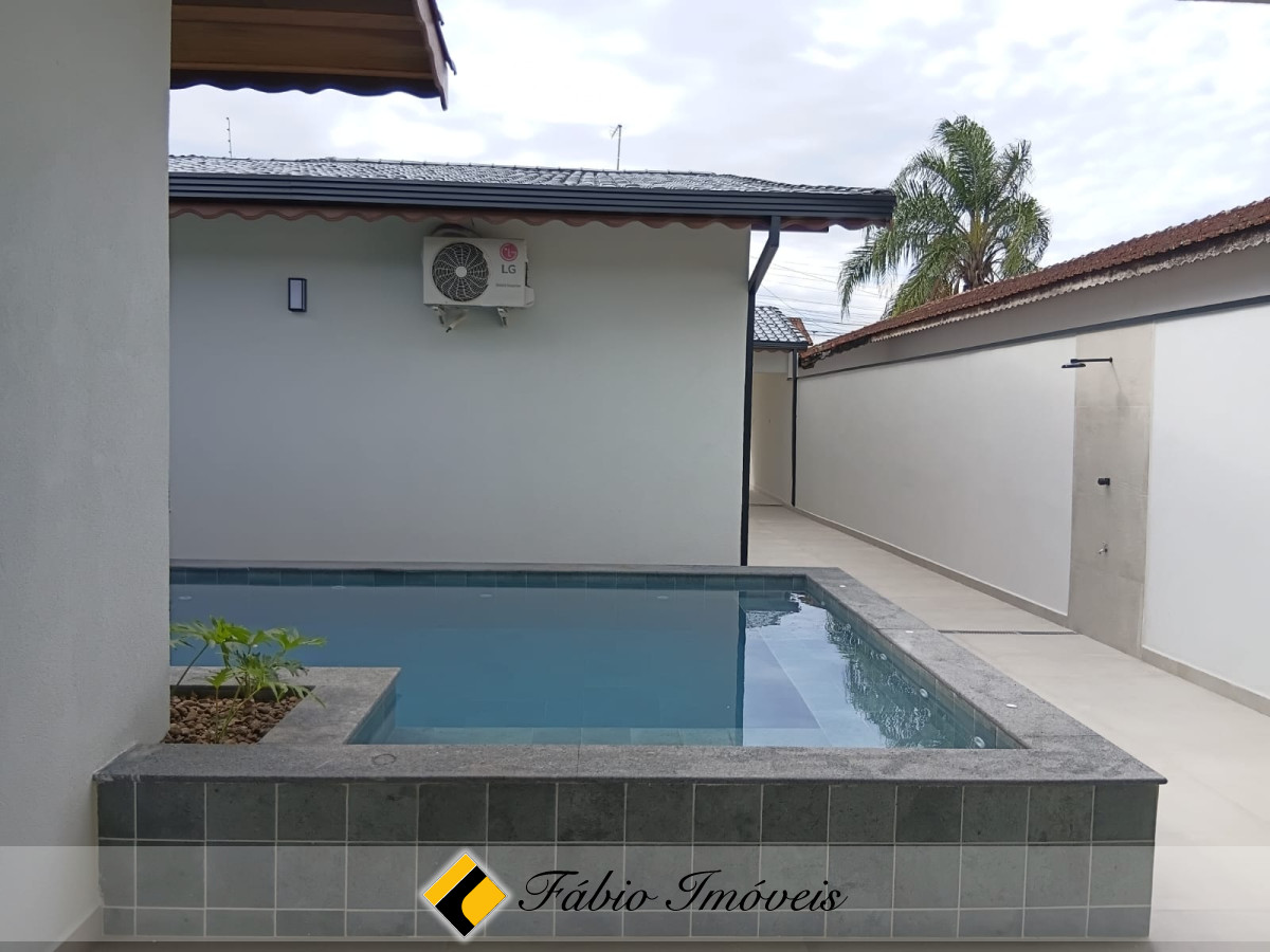 Linda casa com piscina e acabamento de primeira!! – Foto 15