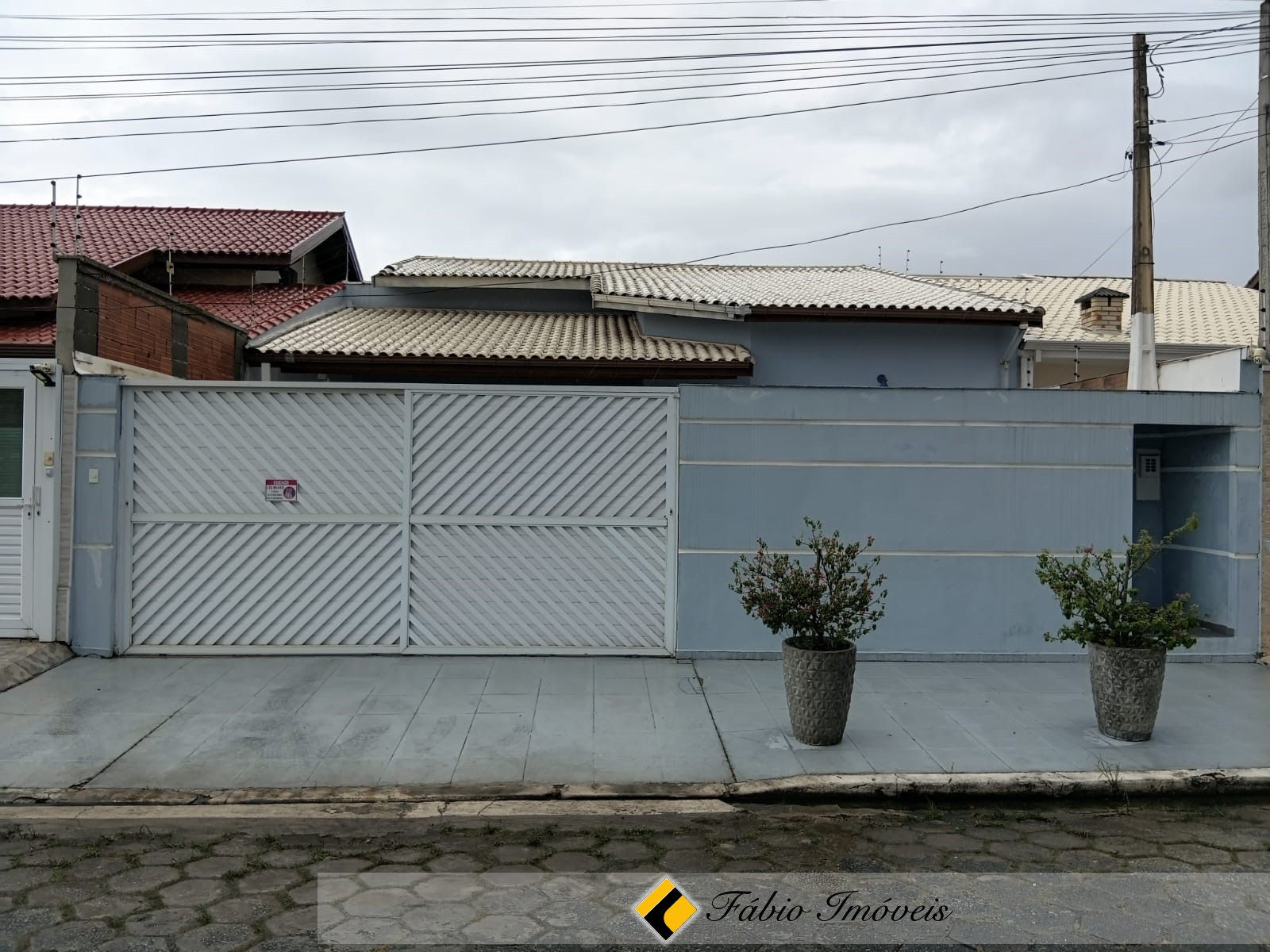 Linda casa em ótimo bairro!