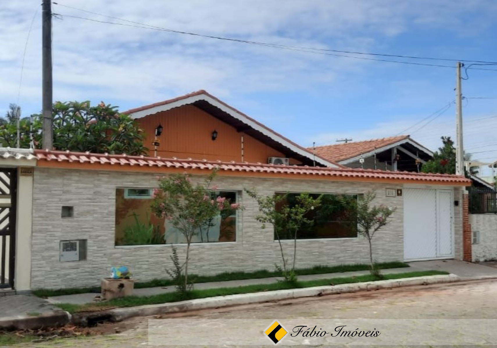 Belíssima casa toda arborizada e com lindo espaço de lazer! – Foto 1