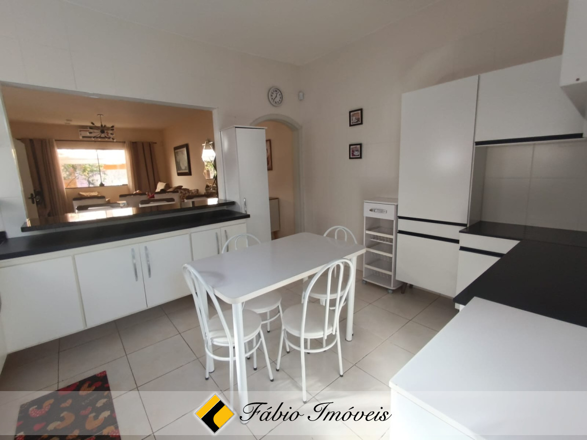 Belíssima casa toda arborizada e com lindo espaço de lazer! – Foto 13