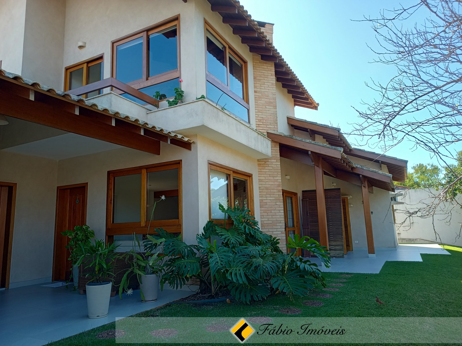 Sobrado com piscina em Condomínio Fechado!