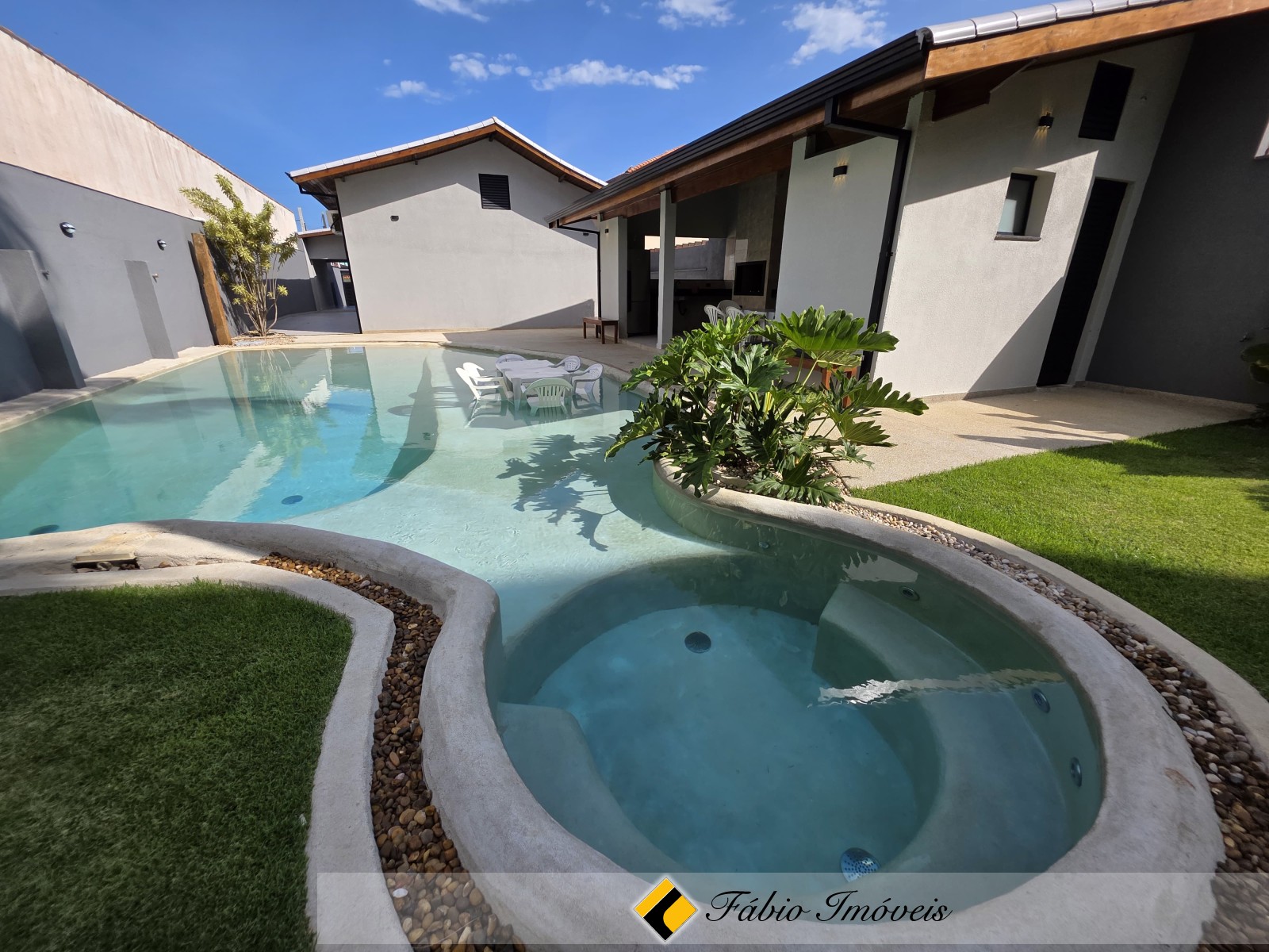 Linda casa com maravilhoso espaço gourmet!!