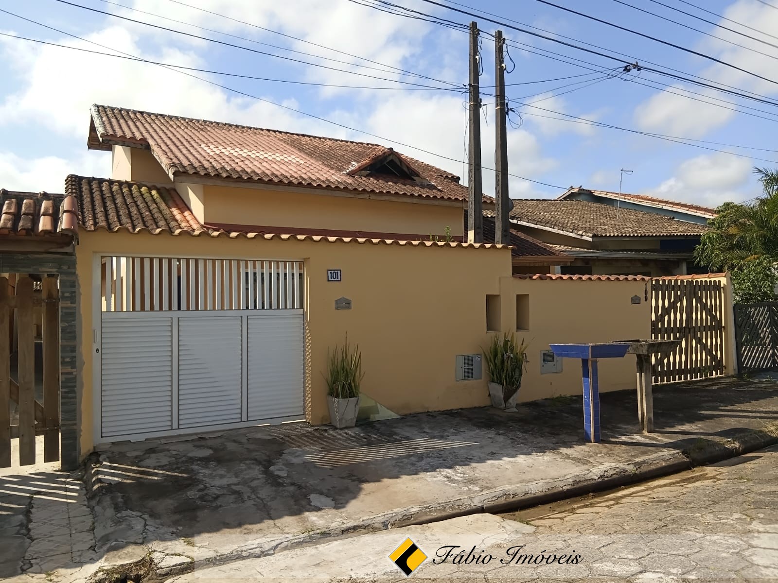 Casa geminada em ótimo bairro!