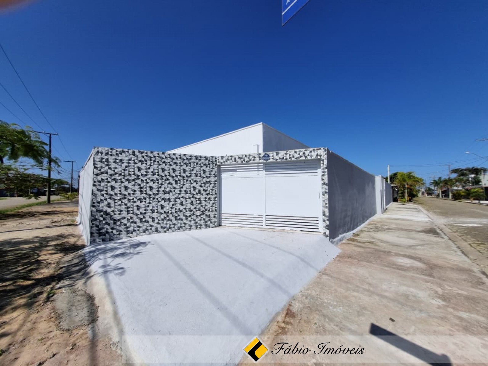 CASA NOVA COM PISCINA A VENDA EM PERUÍBE/SP