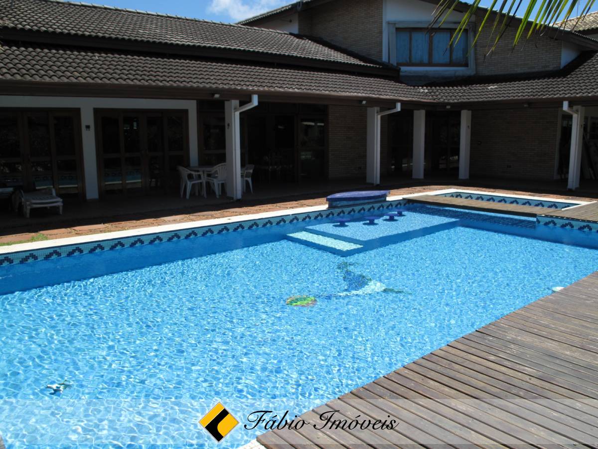 Casa com piscina em Condomínio fechado!
