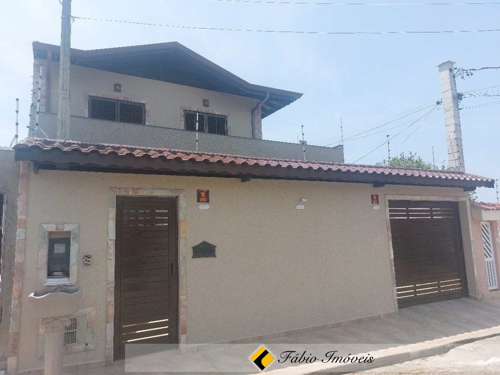 Sobrado bem localizado.