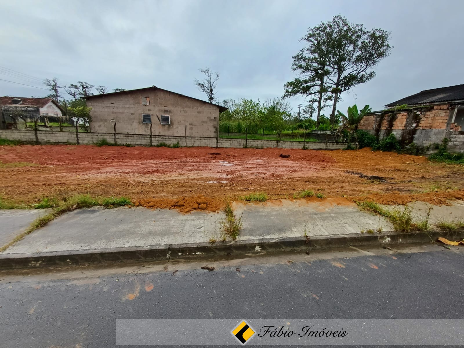 Terreno em bairro residencial. – Foto 1